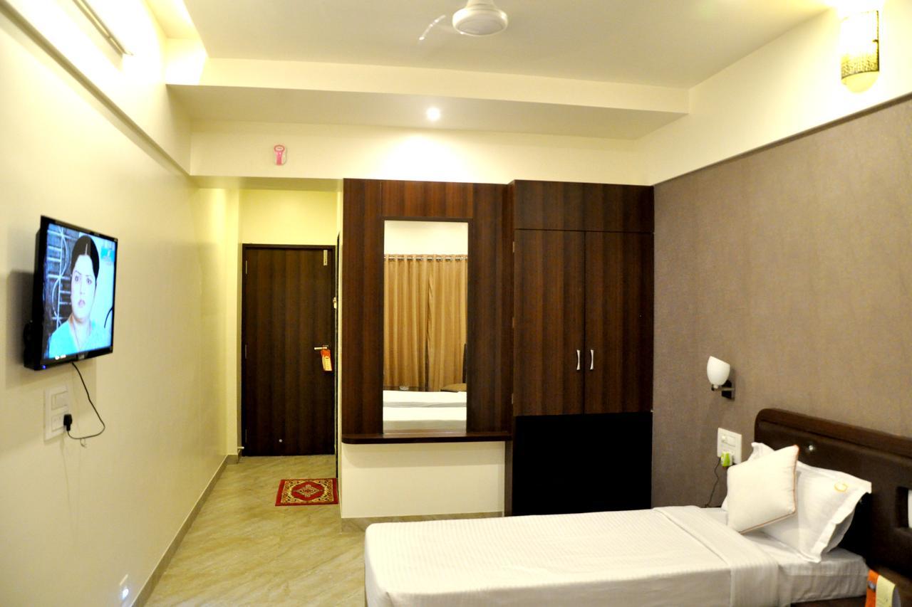 Hotel Gulmohar Pride Ахмеднагар Экстерьер фото